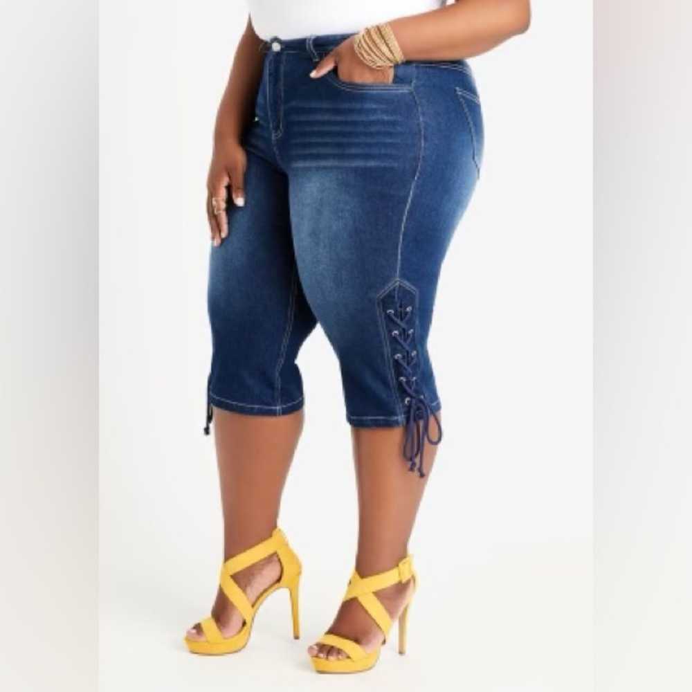 NWT ASHLEY STEWART capri jeans with lace up details. Sz 28